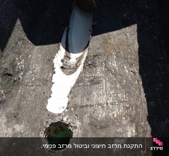 חורים בגג עם צינור ירוק גלוי